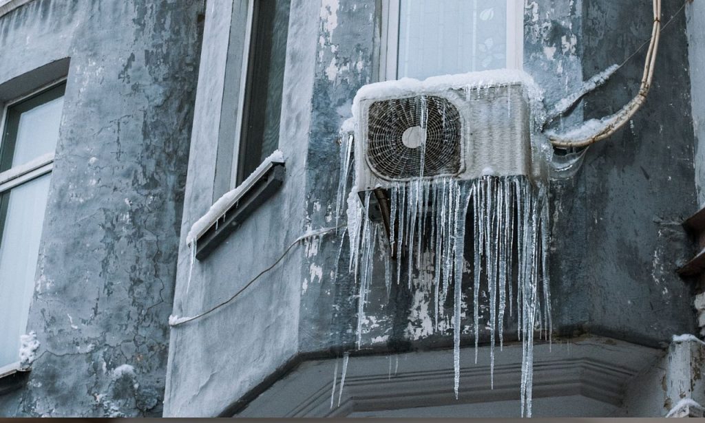 what causes air conditioner pipes to freeze