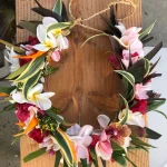 What Kind of Leis Do You Get for Wedding Guests?